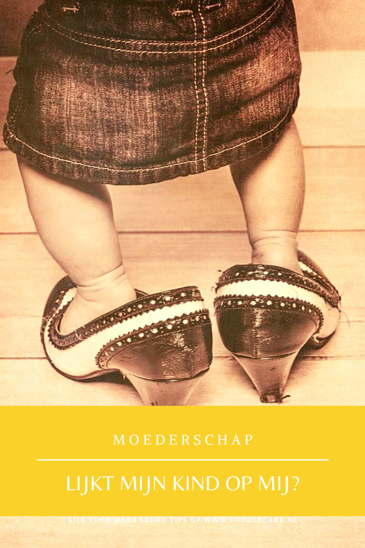 op deze foto zie je een kind in haar moeders schoenen, lijkt mijn kind op mij?
